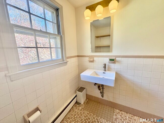 Building Photo - 14 Bower Rd