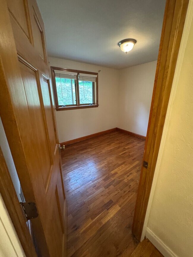 Building Photo - Coraopolis - 3 Bedroom, 1 Bath - Charming ...
