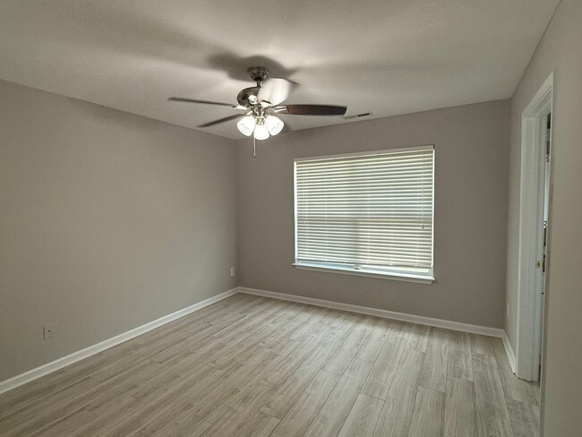 Building Photo - Move in Ready Three Bedroom Townhome in We...