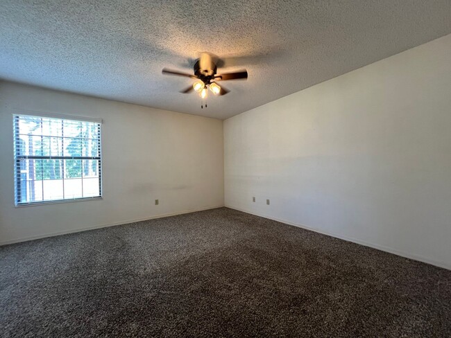 Building Photo - Beautiful 3 bed 2.5 bath townhome