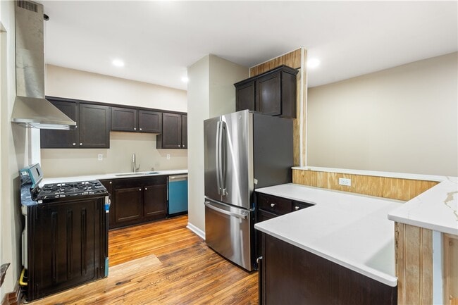 Building Photo - 483 Alexander St