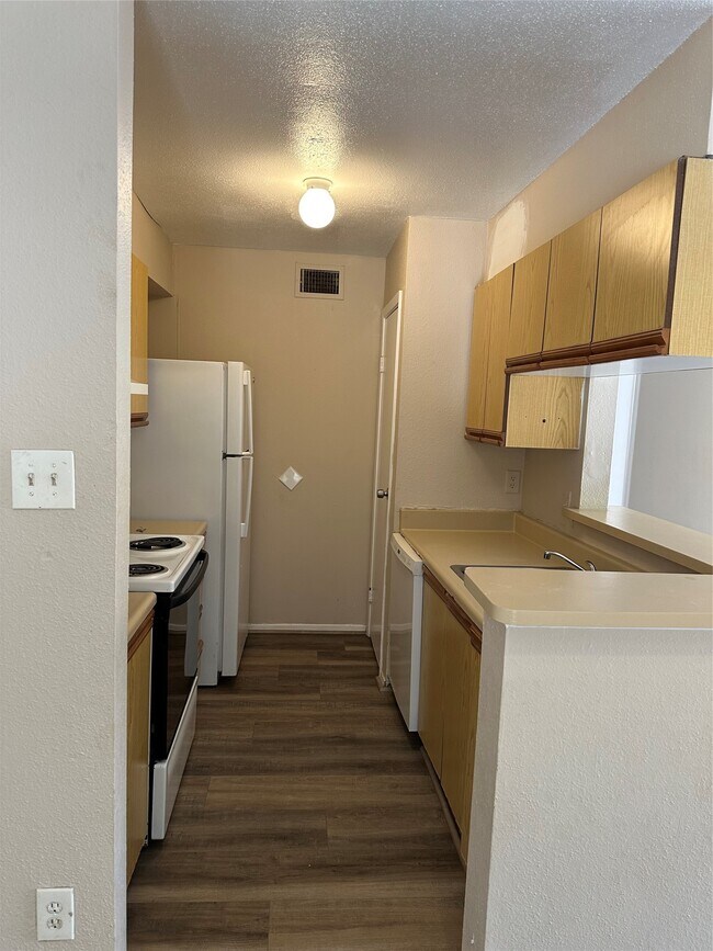 Building Photo - 10100 S Gessner Rd