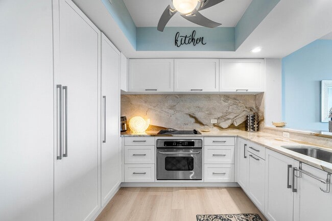 Building Photo - 2650 Lake Shore Dr