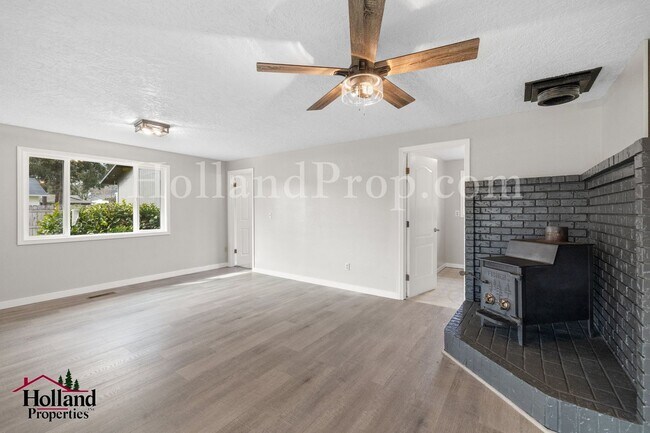 Building Photo - Fully Renovated 4-Bedroom Home with Shop, RV Parking & Expansive Yard – Oregon City