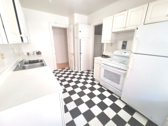 Building Photo - 2541 N Lake Dr