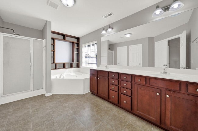 Building Photo - Stunning 6 Bed 3.5 Bath Home in Davidson!