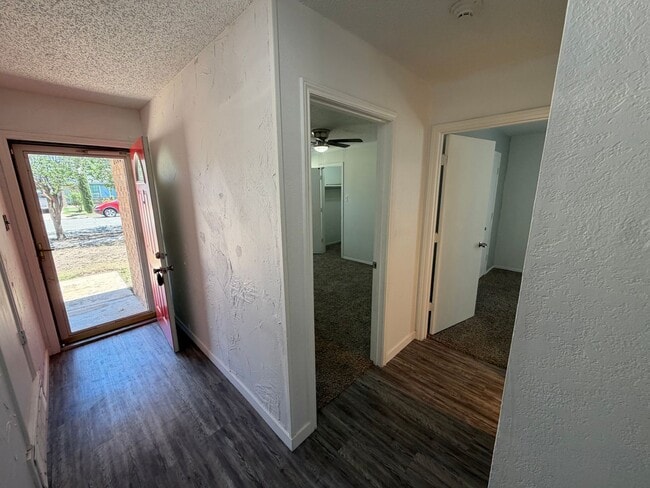 Building Photo - 3 BED/2 BATH/2 CAR GARAGE: AVAILABLE NOW!!