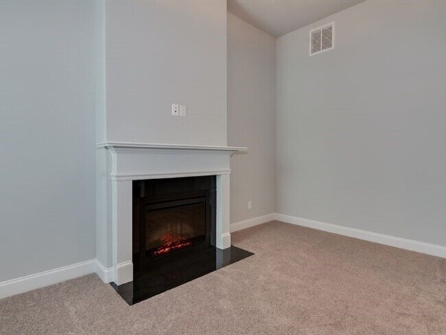 Building Photo - Centrally Located Home Sweet Home