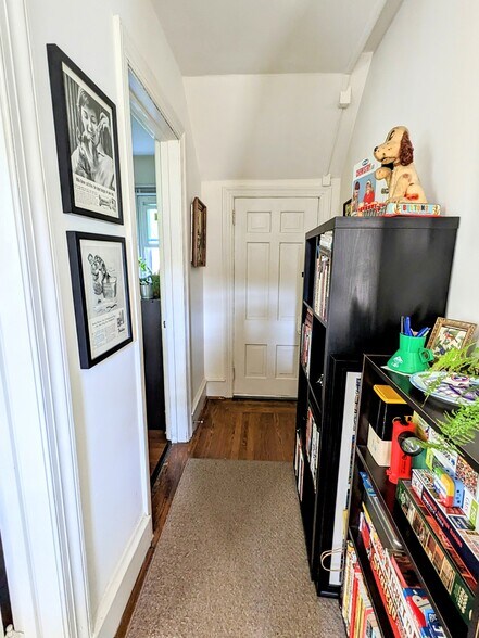 Building Photo - 920 E Railroad Ave