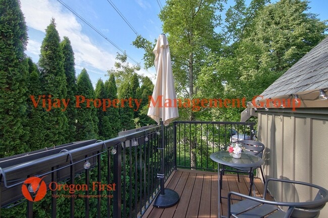 Building Photo - 825 NE Wheelock Pl