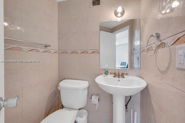 Building Photo - 999 Brickell Bay Dr