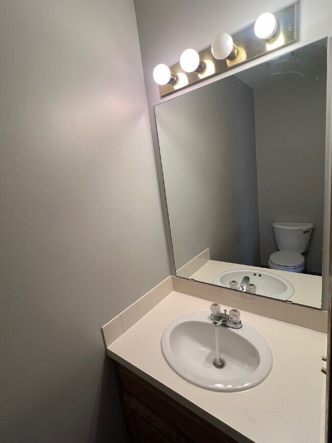 Building Photo - Recently Renovated 2Br / 1.5Ba Home with D...