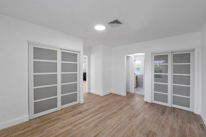 Building Photo - 400 SW 9th Ave