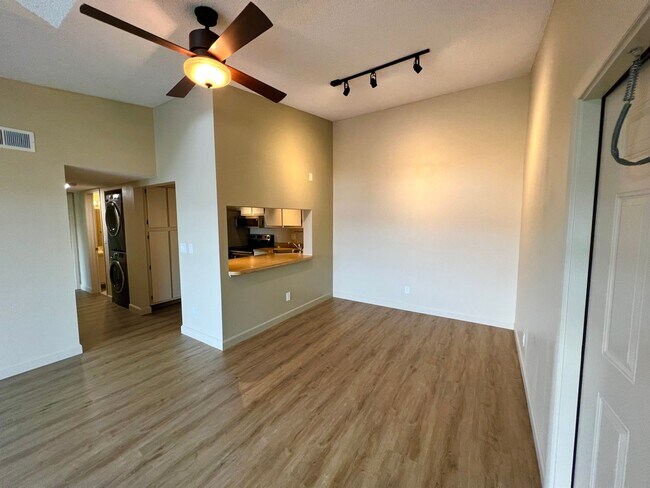 Building Photo - Beautifully Updated 2 Bedroom, 2 Bath Top ...
