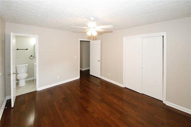 Building Photo - 840 Howard Ct SW