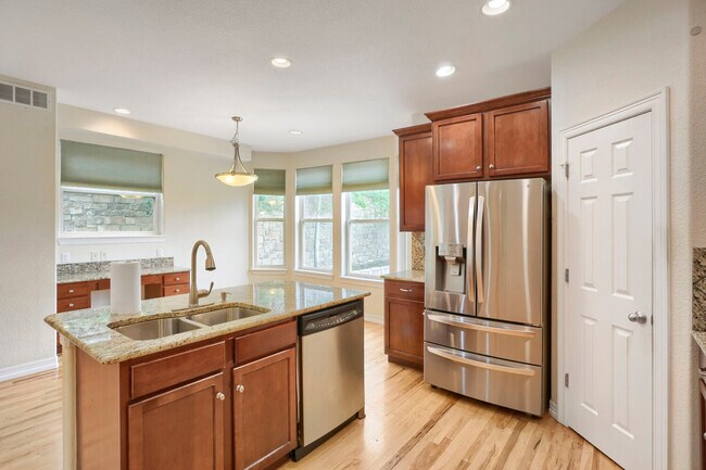 Building Photo - 692 Louis Dr