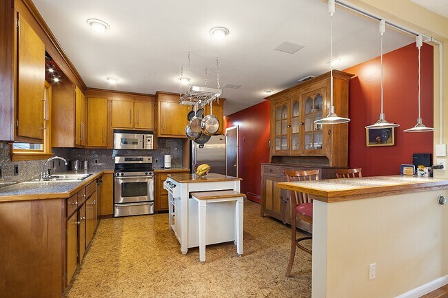 Building Photo - 71 Bemis Rd