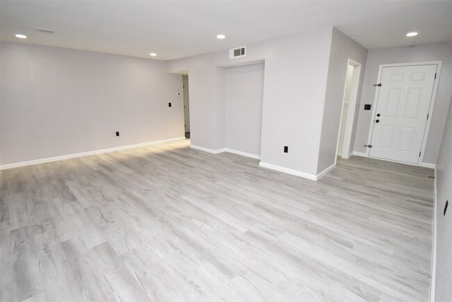 Building Photo - 16587 El Camino Real