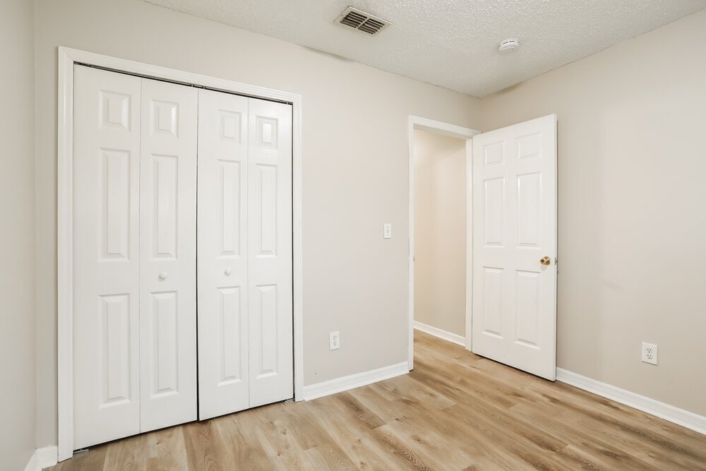 Building Photo - 2643 Pinewood Blvd E