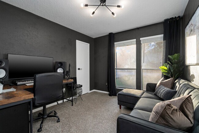 Building Photo - 20 Yewleaf Rd