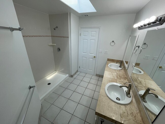 Building Photo - 4527 Hollister Ave