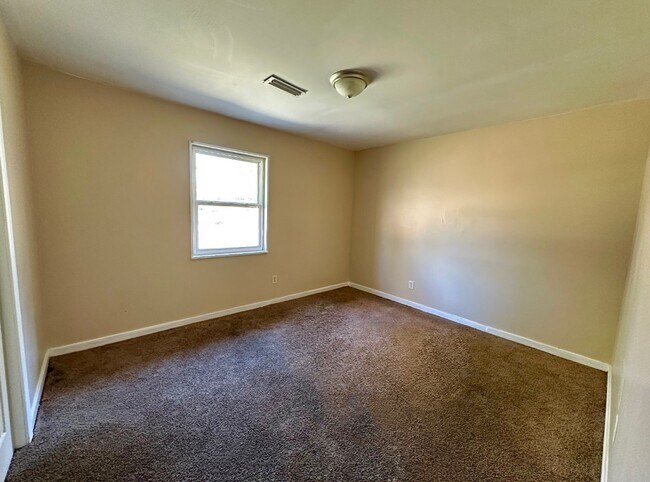 Building Photo - 408 Midway St