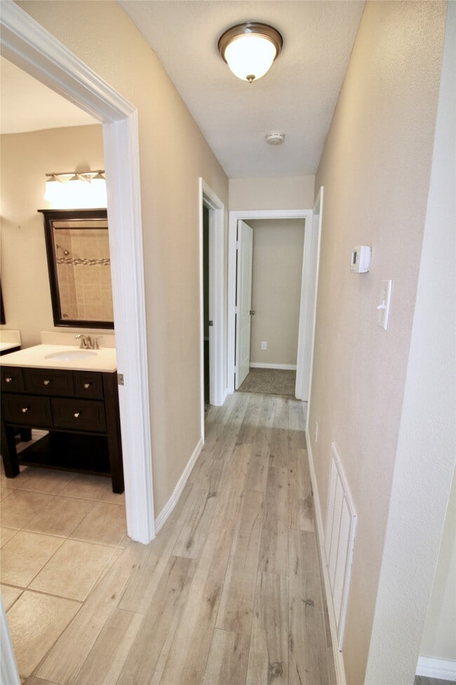 Building Photo - 612 E Castle Harbour Dr