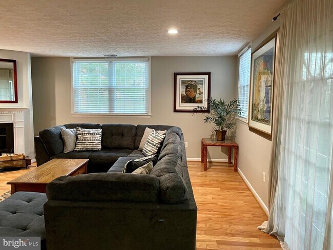 Building Photo - 7 Friendswood Ct