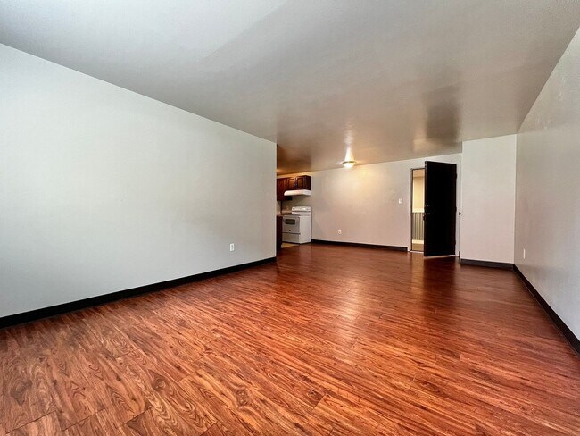 Interior Photo - Mathews634 (KC-NB)
