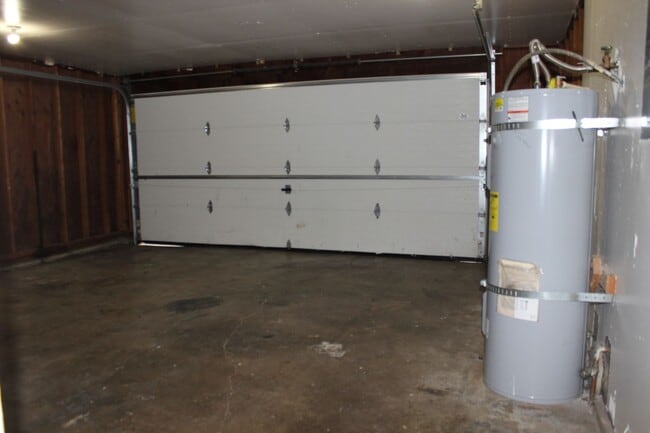 Building Photo - Updated 3 bedroom, 2 bath home on quiet Hillsboro street