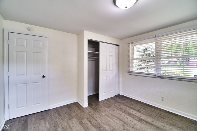 Building Photo - 635 Lake View Dr