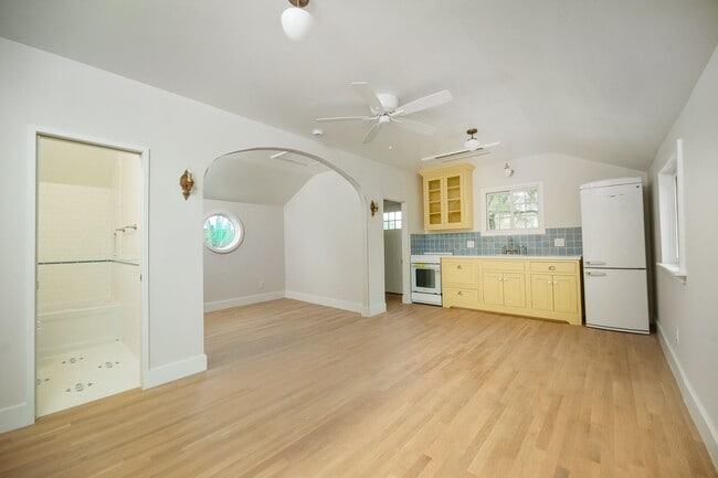 Building Photo - WONDERFUL HISTORIC 5 BED 3 BATH PROPERTY WITH CARRIAGE HOUSE