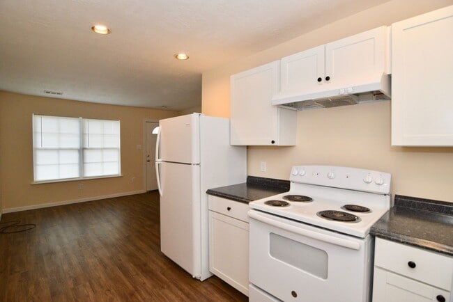 Building Photo - $1025 - 2 bed/1 bath house for rent off Mi...