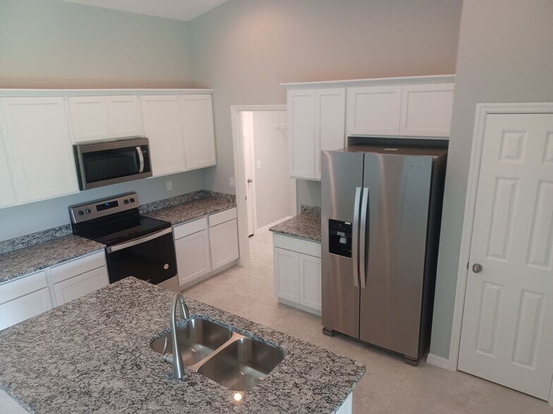 Building Photo - 4/2 Newer  construction home.