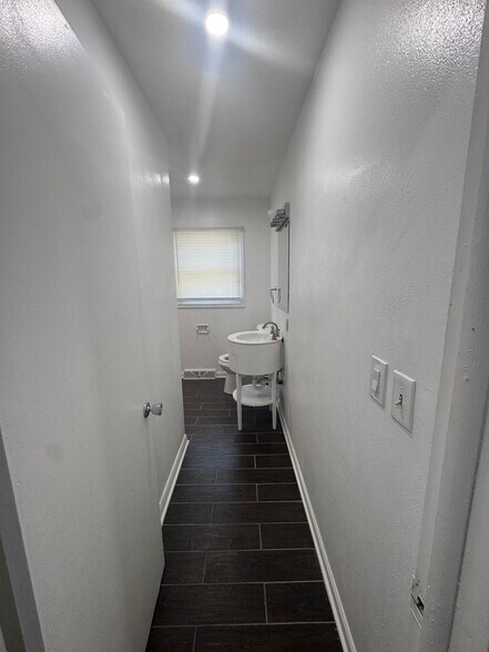 Full Bath - 7211 W Brentwood Ave