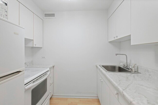 Building Photo - 233 E Erie St