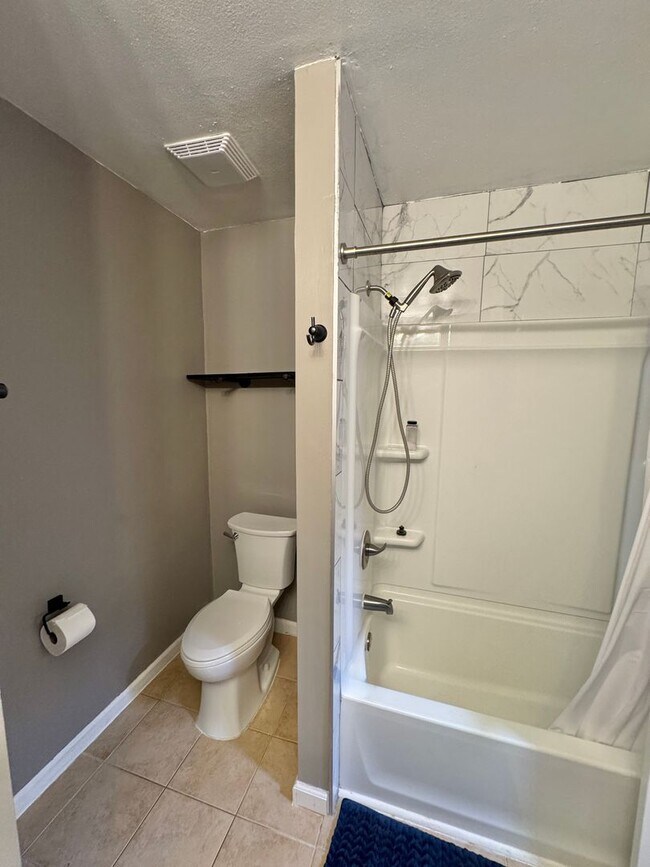 Building Photo - 3 bed/2 bath home on large corner lot