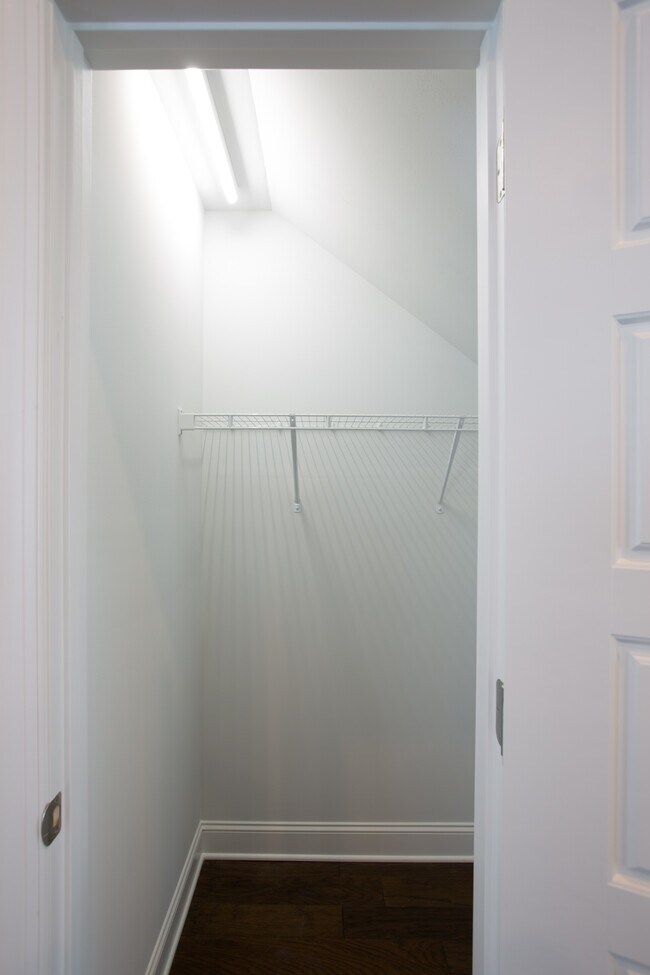 Building Photo - 2524 Waterhaven Dr