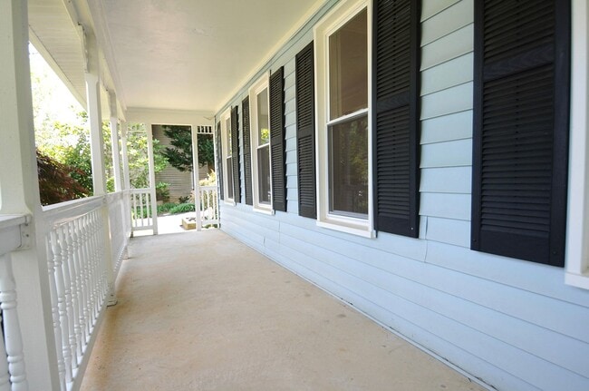 Building Photo - Classic 4 Bed 3.5 Single Family Home Sitti...