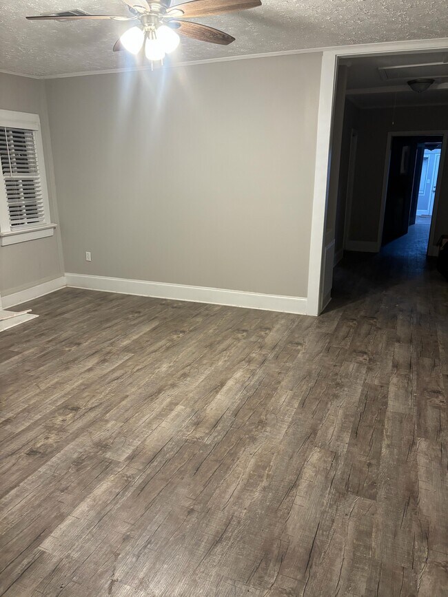 Building Photo - 554 Lynmore Ave