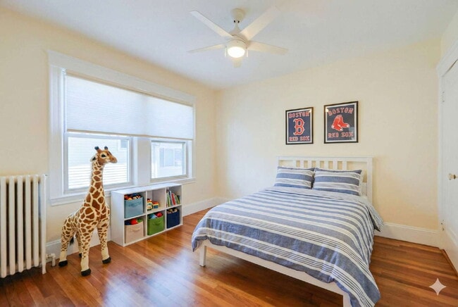 Building Photo - Stunning, Renovated, Spacious 2 Bed / 1 Bath in North Quincy