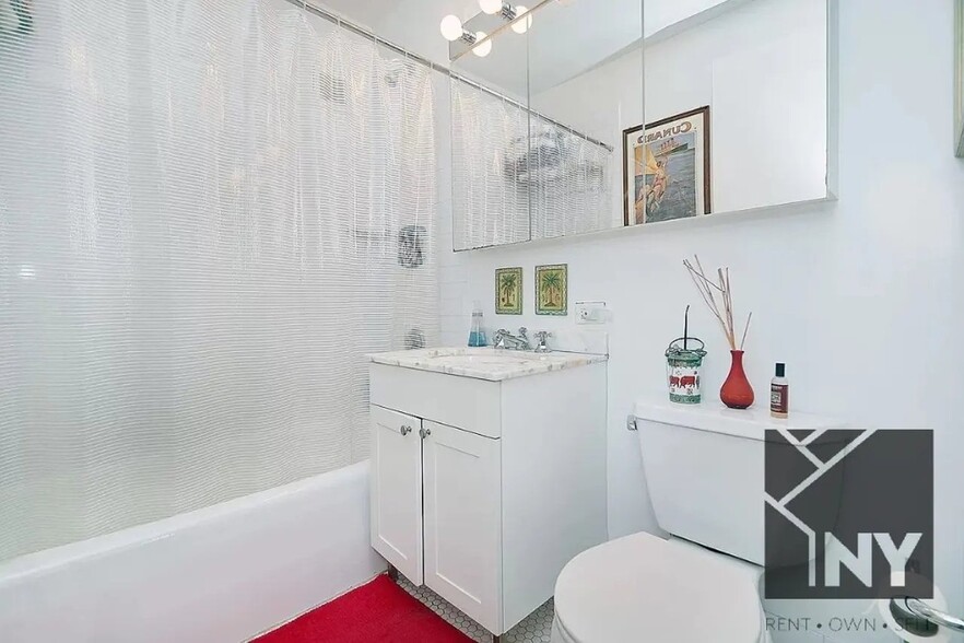 Building Photo - 451 W 37th St