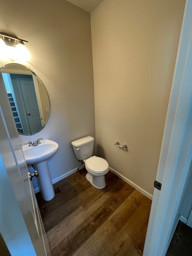 Building Photo - Three Bedroom House in SE Bend