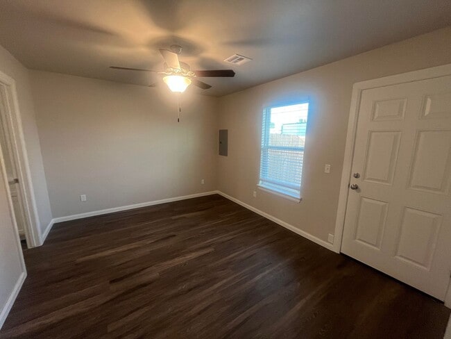 Building Photo - Stunning 3-Bedroom Home for Rent in Yukon,...