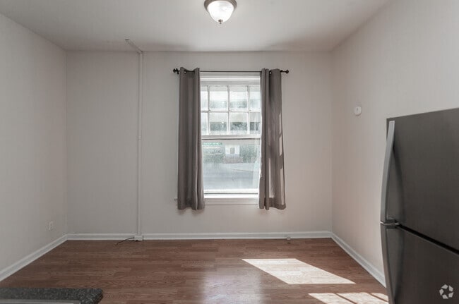 1BR, 1BA - 620 SF - Indy Downtown Colonial Apartments