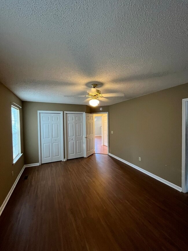 Building Photo - Large backyard and screened porch