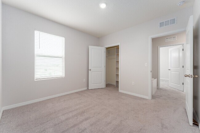 Building Photo - "Spacious 5-Bed Oasis located in SouthShore Bay!