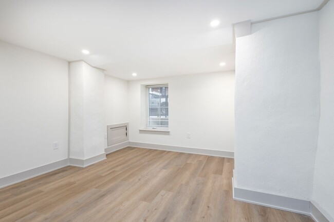 Building Photo - Welcome home to this newly renovated porch...