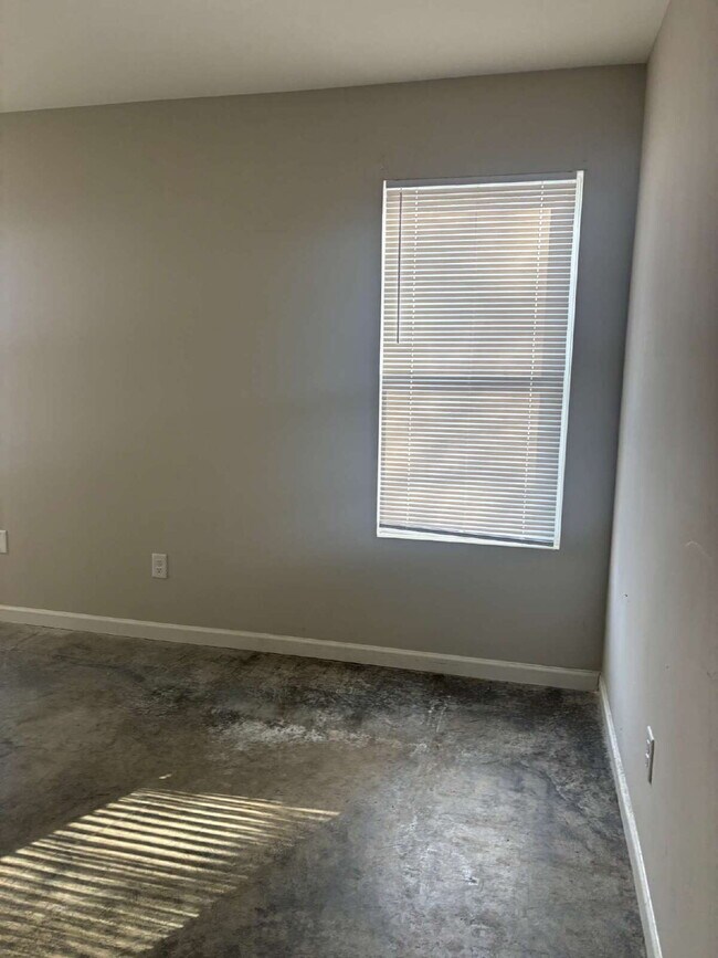 Building Photo - "Charming 4-Bedroom Retreat with 2 Full Baths on Sunny View Drive!"