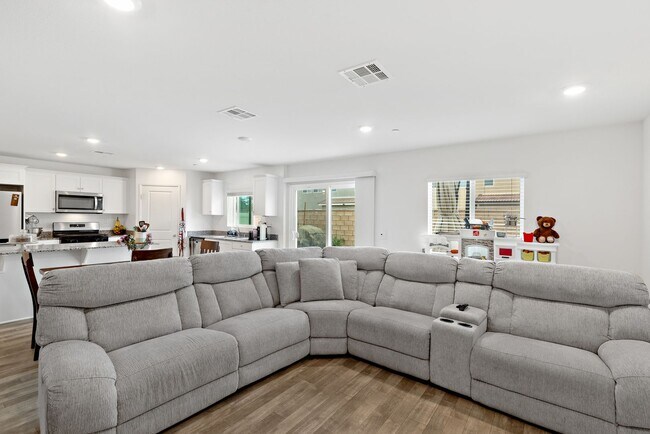 Building Photo - Spacious 4 Bedroom, 2.5 Bathroom Home with...
